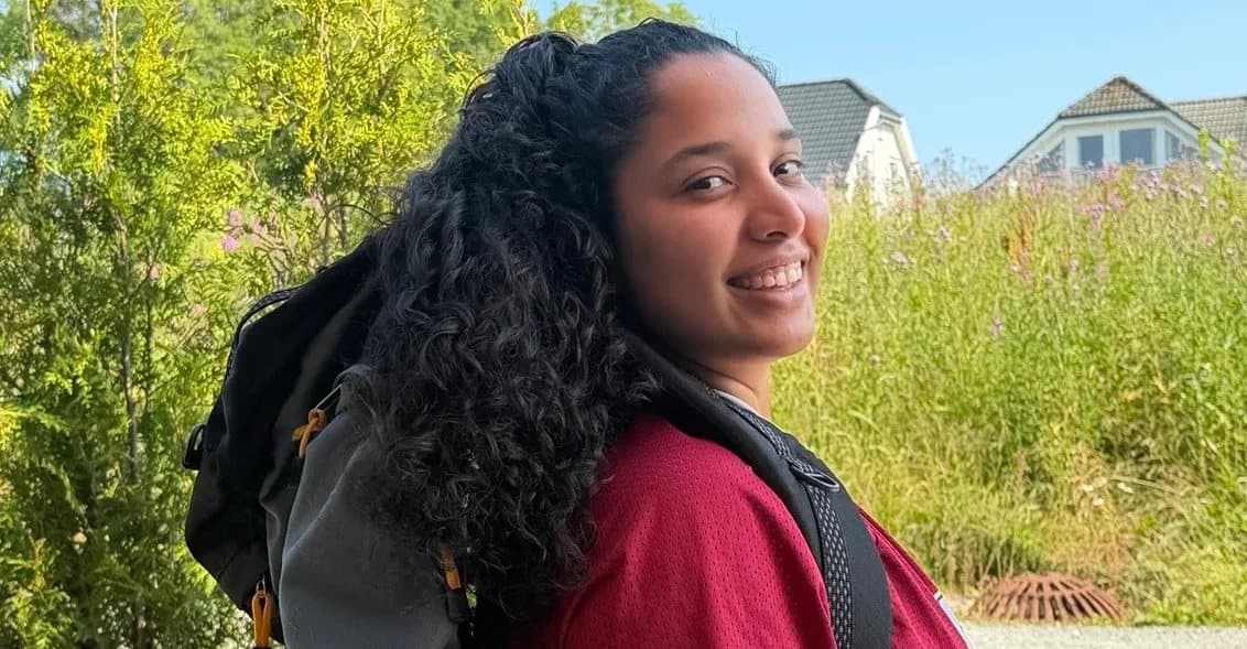 Voluntaria con mochila lista para viajar a la misión en Venezuela